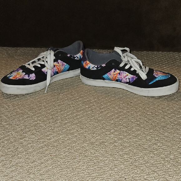 Inkkas Black and White Artistic Sneakers - Picture 2 of 10